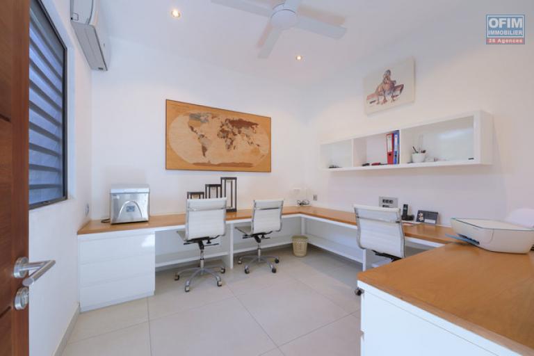 For sale: 4-bedroom villa with en suite rooms + office, 414.20 m2 on a 1,065 m2 plot, accessible to foreigners in Grand Baie.