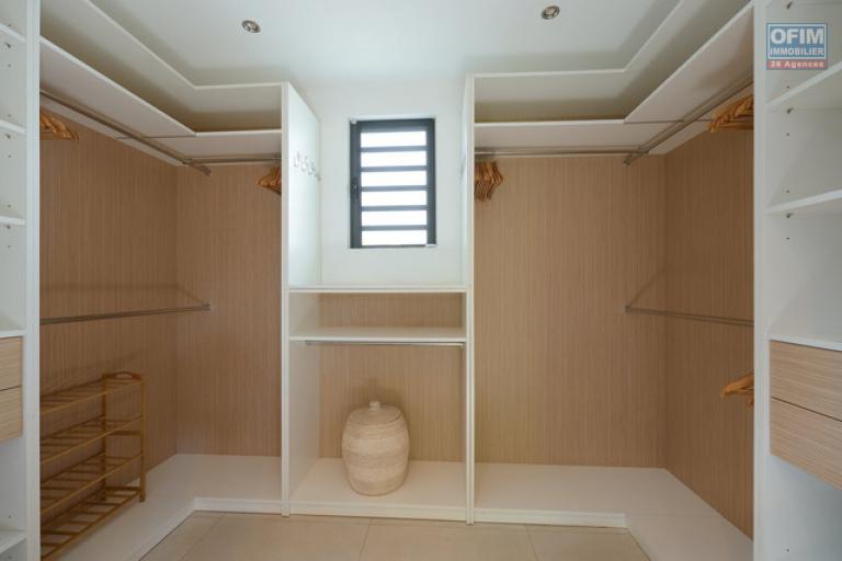 For sale: 4-bedroom villa with en suite rooms + office, 414.20 m2 on a 1,065 m2 plot, accessible to foreigners in Grand Baie.