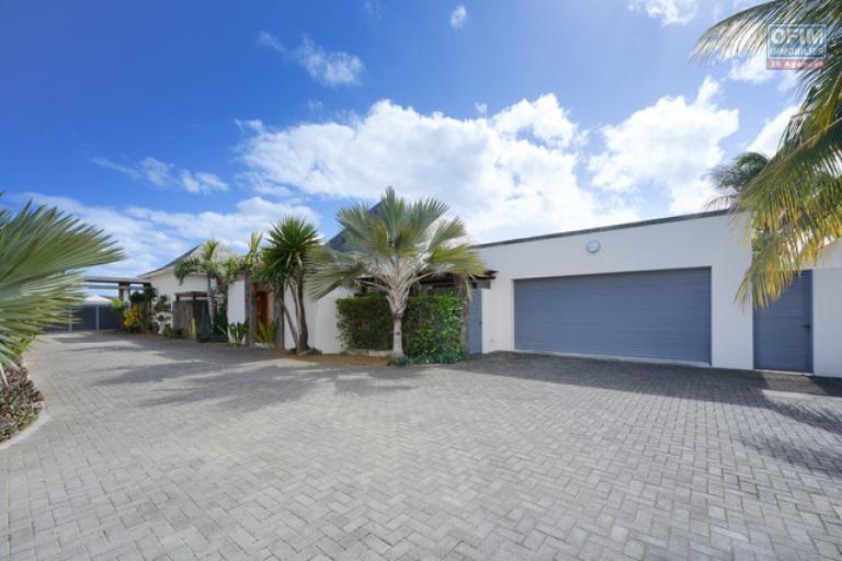 For sale: 4-bedroom villa with en suite rooms + office, 414.20 m2 on a 1,065 m2 plot, accessible to foreigners in Grand Baie.