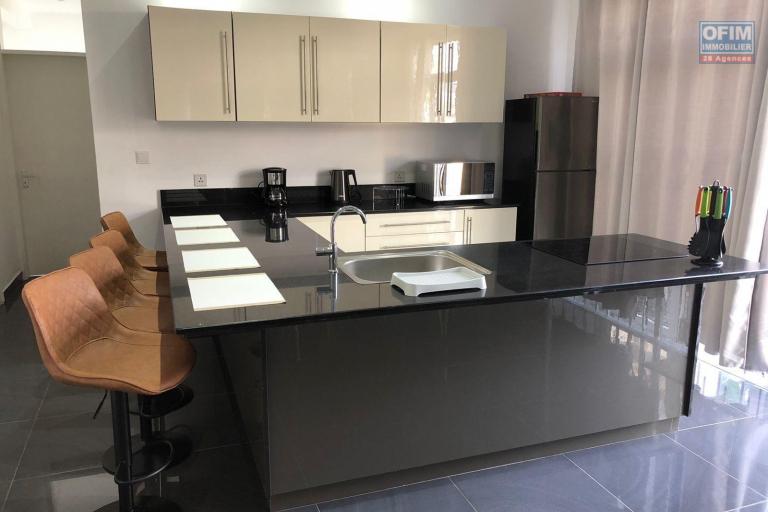 Sale House / Villa GRAND BAIE - PEREYBERE - POINTE AUX CANONNIERS – photo 2 of 10 – Fitted open-plan kitchen