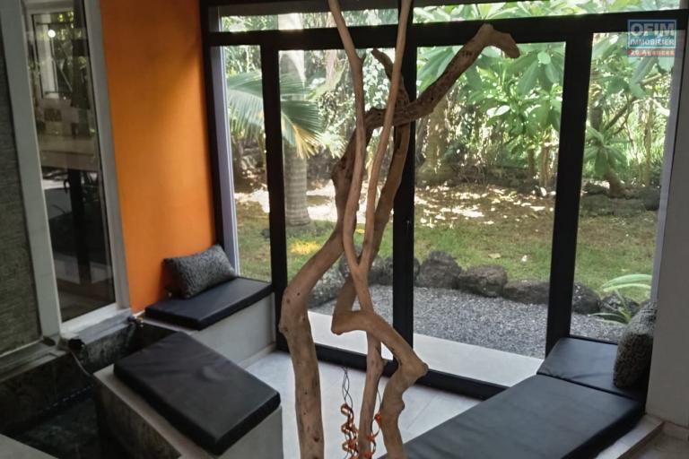 Exceptional 120 m² duplex with a 170 m² landscaped garden in The Vale – A rare and unique property