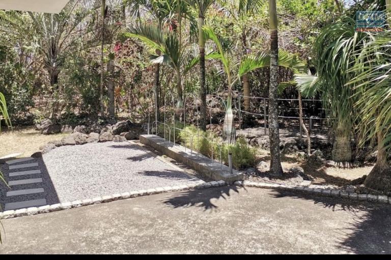 Exceptional 120 m² duplex with a 170 m² landscaped garden in The Vale – A rare and unique property