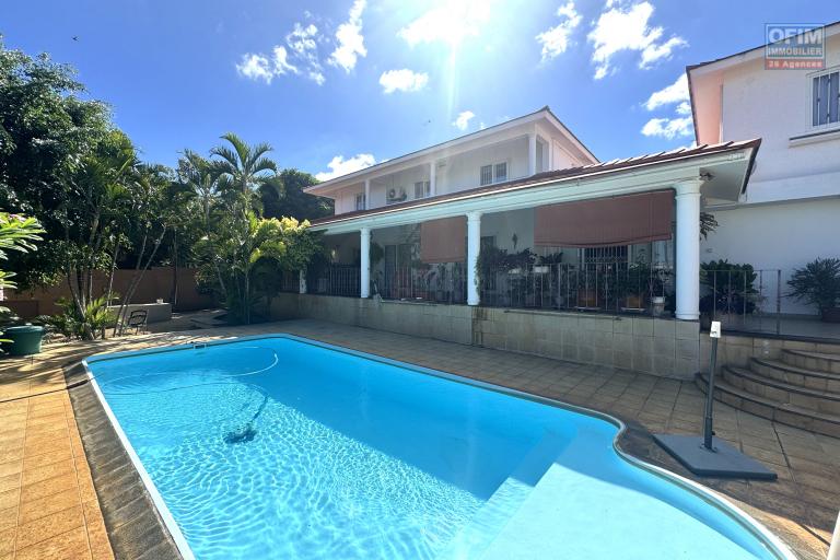 ALBION – FOR SALE – Spacious family villa with separate apartment, swimming pool and garage