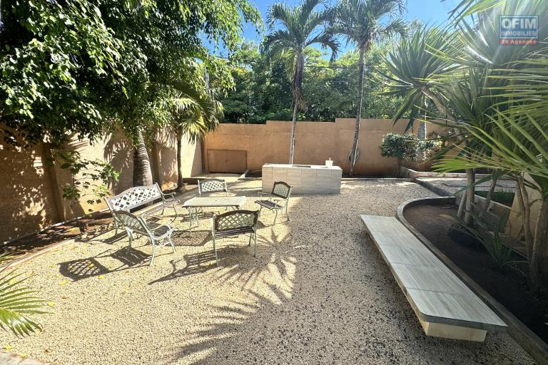 Sale House / Villa FLIC EN FLAC - ALBION – photo 3 of 18 – Courtyard