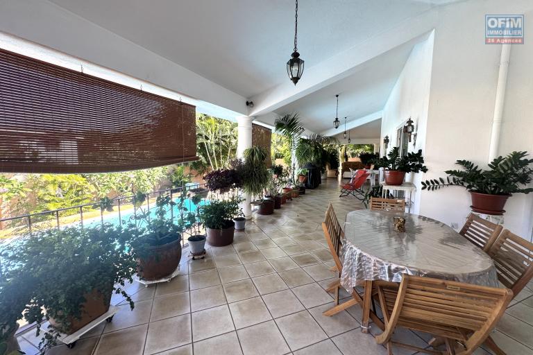 ALBION – FOR SALE – Spacious family villa with separate apartment, swimming pool and garage