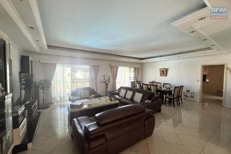 ALBION – FOR SALE – Spacious family villa with separate apartment, swimming pool and garage