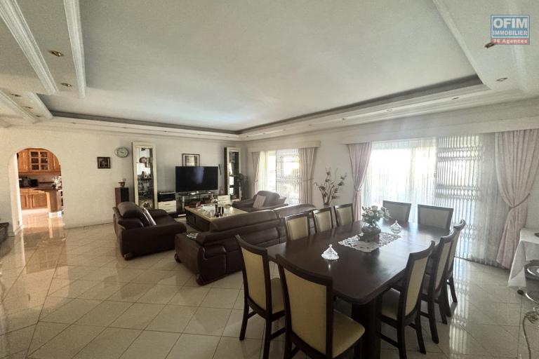 ALBION – FOR SALE – Spacious family villa with separate apartment, swimming pool and garage