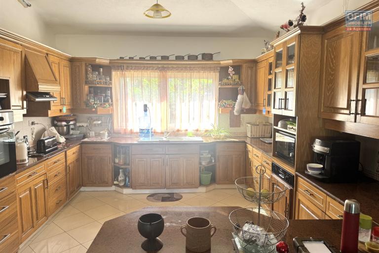 ALBION – FOR SALE – Spacious family villa with separate apartment, swimming pool and garage