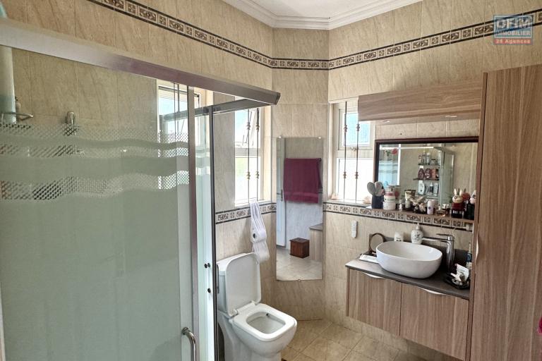 ALBION – FOR SALE – Spacious family villa with separate apartment, swimming pool and garage