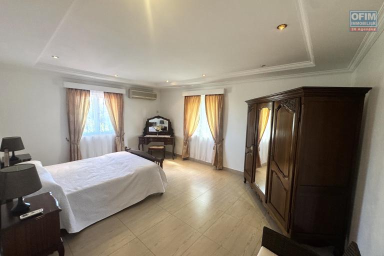 ALBION – FOR SALE – Spacious family villa with separate apartment, swimming pool and garage