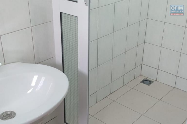Rental Apartment GRAND BAIE - PEREYBERE - POINTE AUX CANONNIERS – photo 9 of 11 – Shower room