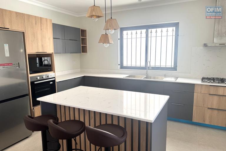 Sale House / Villa FLIC EN FLAC - ALBION – photo 6 of 12 – Fitted open-plan kitchen