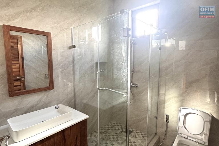 Sale House / Villa FLIC EN FLAC - ALBION – photo 10 of 12 – Shower room