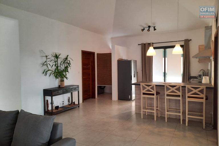 Sale House / Villa TAMARIN - RIVIERE NOIRE - MORNE – photo 8 of 16 – Bright open-plan kitchen