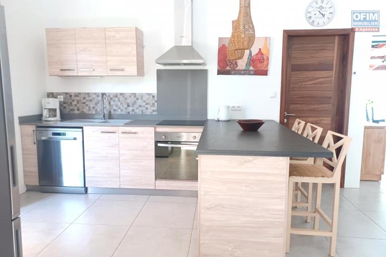 Sale House / Villa TAMARIN - RIVIERE NOIRE - MORNE – photo 10 of 16 – Fitted open-plan kitchen