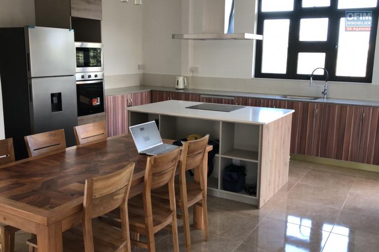 Sale Apartment GRAND BAIE - PEREYBERE - POINTE AUX CANONNIERS – photo 3 of 10 – Fitted open-plan kitchen