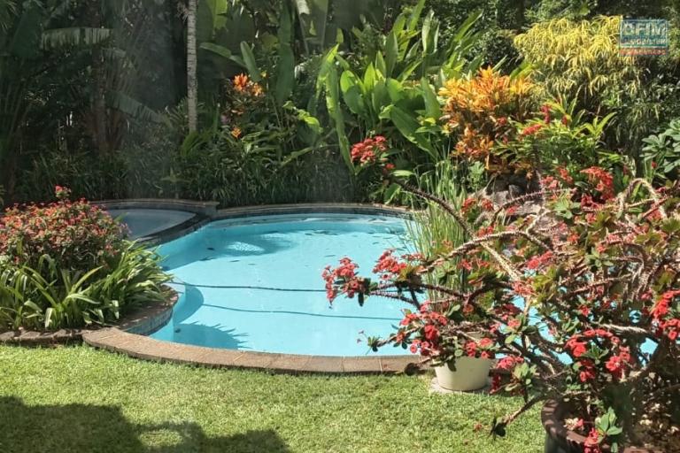 For sale a spacious luxury villa of 505 m2 with swimming pool and beautiful garden in Hillside, Mapou.