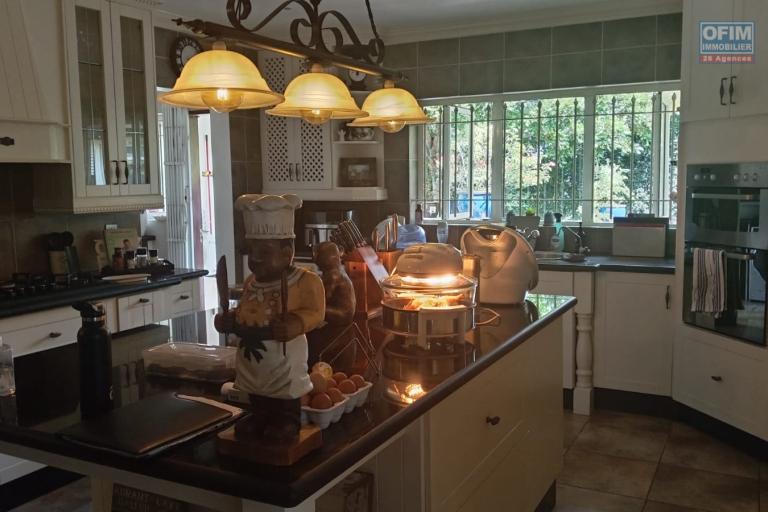 For sale a spacious luxury villa of 505 m2 with swimming pool and beautiful garden in Hillside, Mapou.