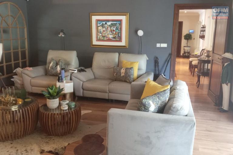 For sale a spacious luxury villa of 505 m2 with swimming pool and beautiful garden in Hillside, Mapou.