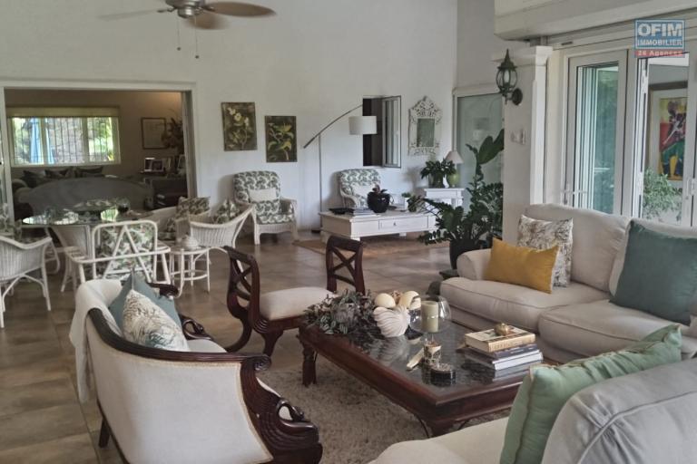 For sale a spacious luxury villa of 505 m2 with swimming pool and beautiful garden in Hillside, Mapou.