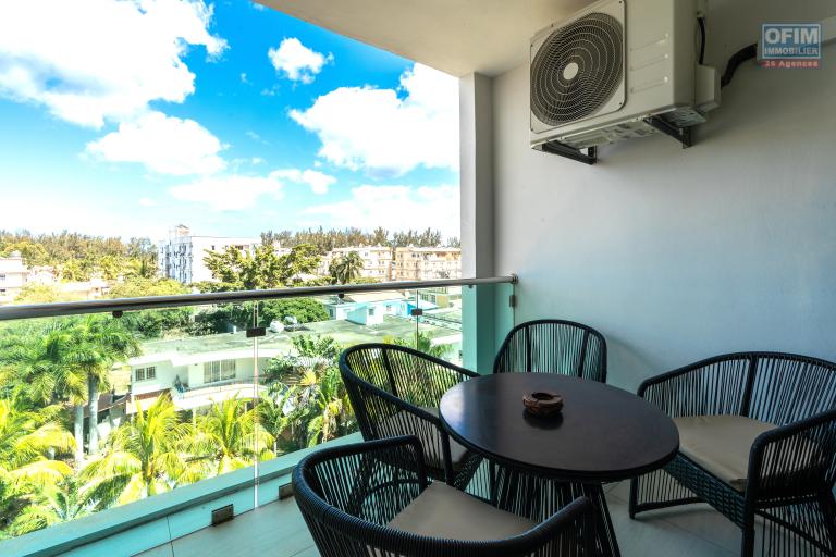 For sale: 3-bedroom top-floor apartment with jacuzzi and open views in Flic en Flac. Breathtaking views • Elevator access • Just a few steps from the beach