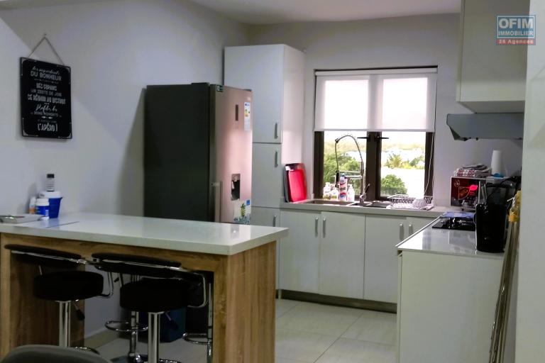 For sale: 3-bedroom top-floor apartment with jacuzzi and open views in Flic en Flac. Breathtaking views • Elevator access • Just a few steps from the beach