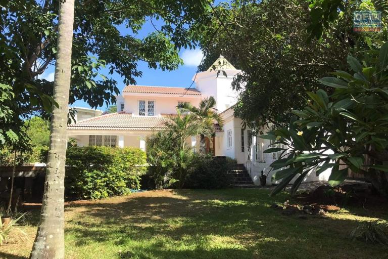 MELVILLE - Exceptional villa for rent with 4 bedrooms. &ndash; A haven of peace just steps from the beach