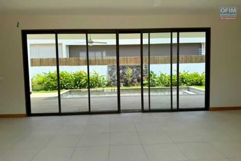 4-bedroom villa with pool. Live in luxury and comfort near the Croisette shopping center in Grand Baie, in the private Bois Chandelle residential area.