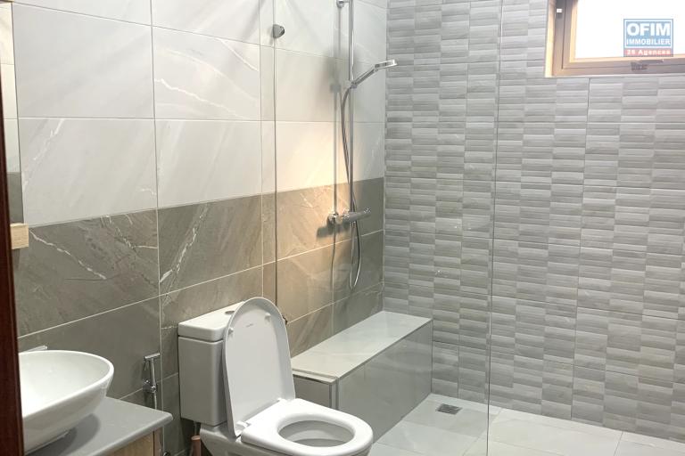 Flic en Flac – For Rent: Pleasant and recently built 2-bedroom apartment located on the second and top floor (no elevator), in a quiet area, just 200 metres from the beach.