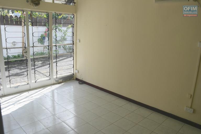 Vacoas Mauritius – 6 bedroom house for sale in a peaceful area close to shops.