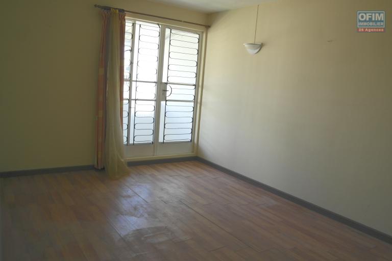 Vacoas Mauritius – 6 bedroom house for sale in a peaceful area close to shops.