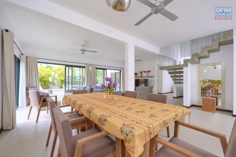 Rental House / Villa MONT CHOISY - TROU AUX BICHES – photo 4 of 15 – Bright dining room