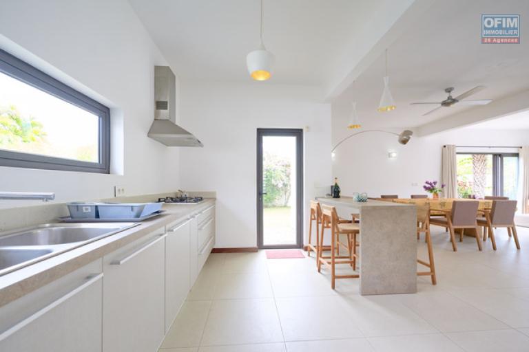 Rental House / Villa MONT CHOISY - TROU AUX BICHES – photo 6 of 15 – Bright open-plan kitchen