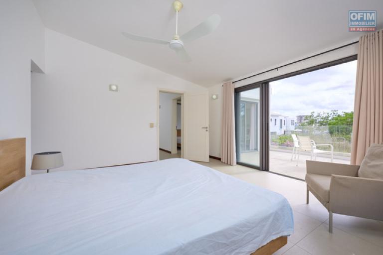 Rental House / Villa MONT CHOISY - TROU AUX BICHES – photo 9 of 15 – Bright bedroom