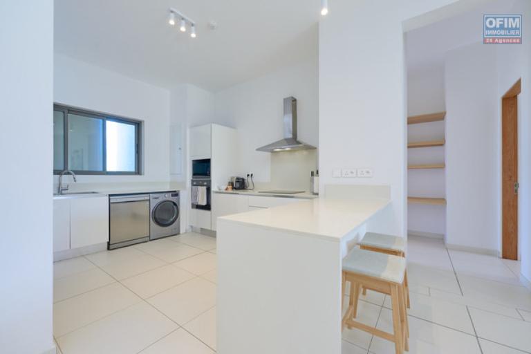 Accessible to foreigners Apartment GRAND BAIE - PEREYBERE - POINTE AUX CANONNIERS – photo 4 of 15 – Fitted open-plan kitchen