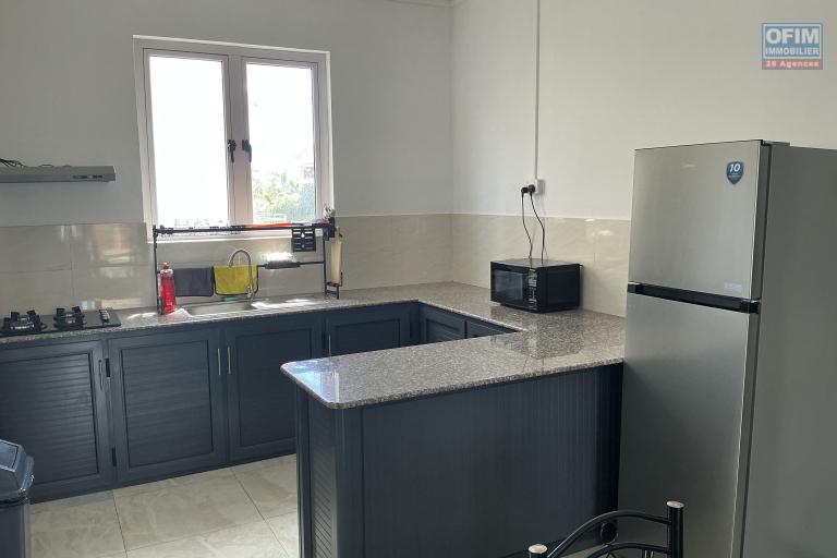 Renting Apartment GRAND BAIE - PEREYBERE - POINTE AUX CANONNIERS – photo 3 of 7 – Fitted open-plan kitchen