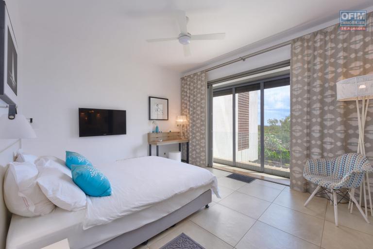 Accessible to foreigners Apartment POINTE AUX PIMENTS - BALACLAVA - BAIE DU TOMBEAU – photo 7 of 14 – Bright bedroom