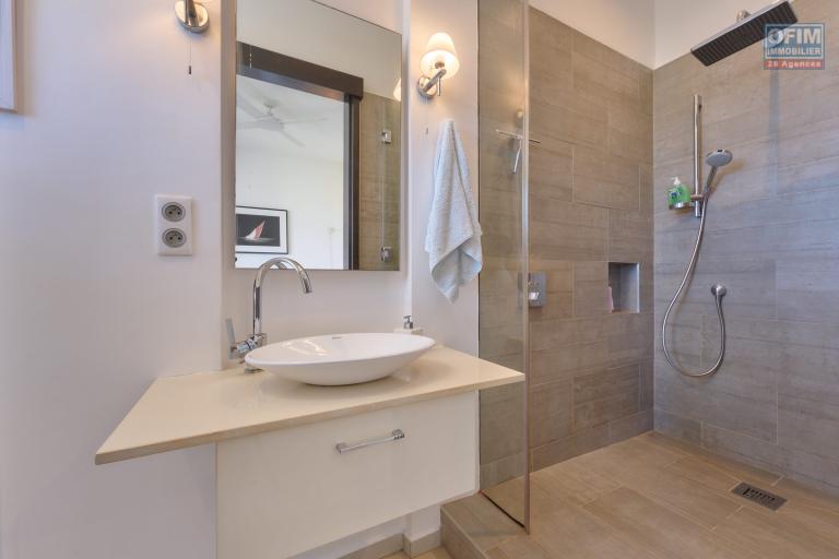 Accessible to foreigners Apartment POINTE AUX PIMENTS - BALACLAVA - BAIE DU TOMBEAU – photo 9 of 14 – Shower room