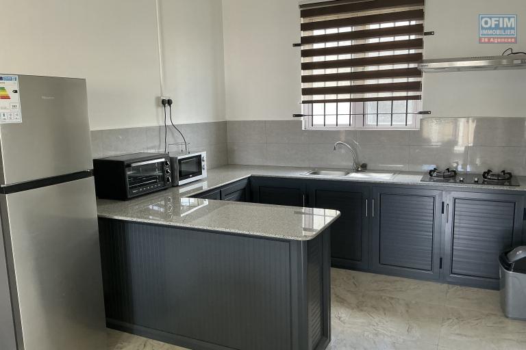 Rental Apartment GRAND BAIE - PEREYBERE - POINTE AUX CANONNIERS – photo 3 of 7 – Fitted open-plan kitchen