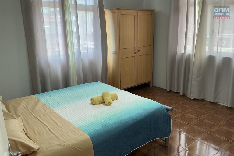Renting Apartment GRAND BAIE - PEREYBERE - POINTE AUX CANONNIERS – photo 4 of 6 – Bright bedroom