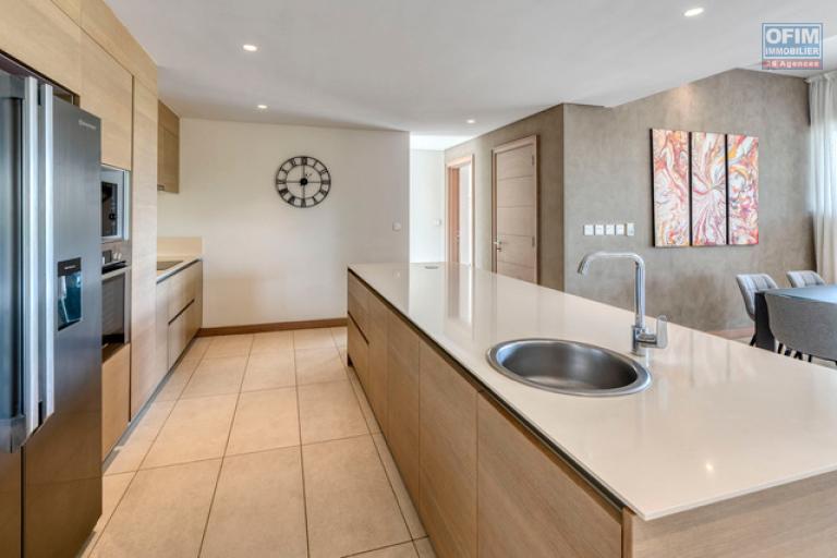 Accessible to foreigners Apartment MONT CHOISY - TROU AUX BICHES – photo 6 of 13 – Fitted open-plan kitchen