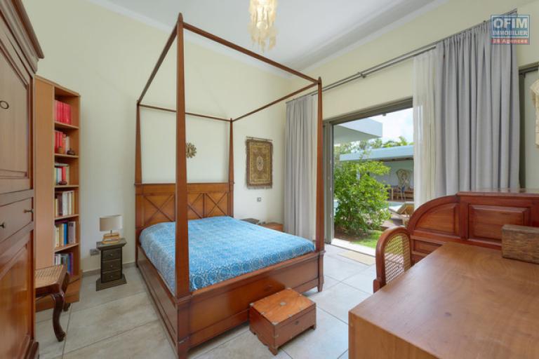 Accessible to foreigners House / Villa POINTE AUX PIMENTS - BALACLAVA - BAIE DU TOMBEAU – photo 10 of 16 – Bedroom