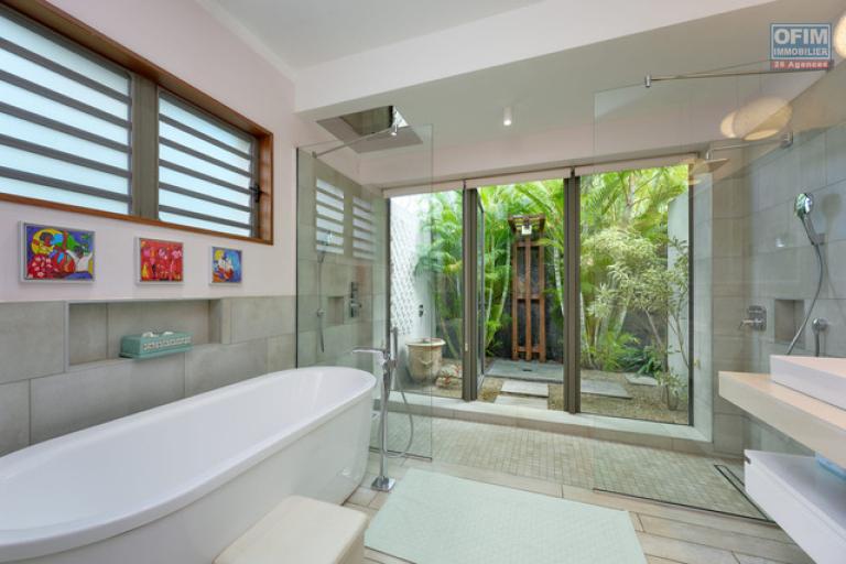Accessible to foreigners House / Villa POINTE AUX PIMENTS - BALACLAVA - BAIE DU TOMBEAU – photo 14 of 16 – Bright bathroom