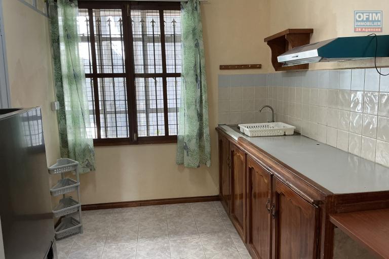 Renting Apartment GRAND BAIE - PEREYBERE - POINTE AUX CANONNIERS – photo 4 of 8 – Kitchen