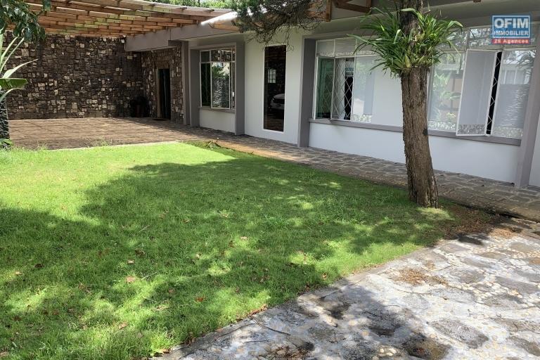 Sales House / Villa CUREPIPE - FLOREAL - VACOAS - PHOENIX – photo 2 of 13 – Landscaped garden