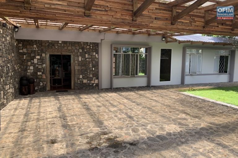 Sales House / Villa CUREPIPE - FLOREAL - VACOAS - PHOENIX – photo 3 of 13 – Courtyard