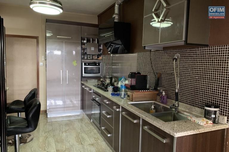 Sales House / Villa CUREPIPE - FLOREAL - VACOAS - PHOENIX – photo 7 of 13 – Fitted kitchen