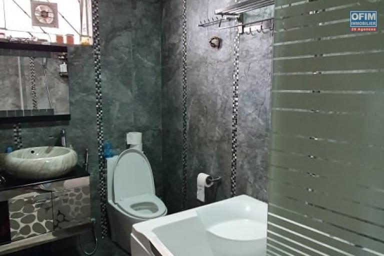 Sale House / Villa CUREPIPE - FLOREAL - VACOAS - PHOENIX – photo 12 of 13 – Bathroom