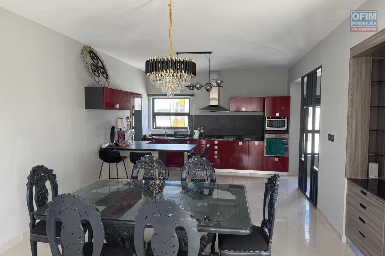 Renting Apartment BEAU BASSIN - ROSE HILL - QUATRE BORNES – photo 6 of 12 – Fitted open-plan kitchen