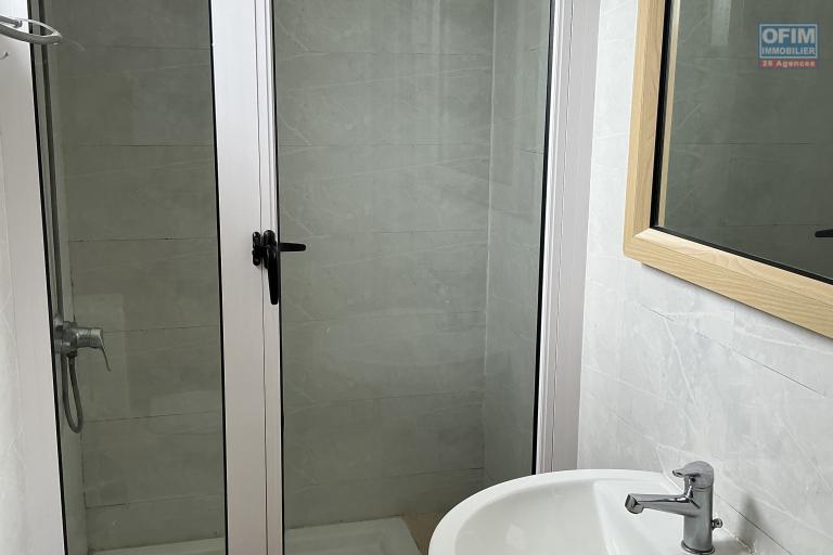 Renting House / Villa GRAND BAIE - PEREYBERE - POINTE AUX CANONNIERS – photo 13 of 19 – Shower room